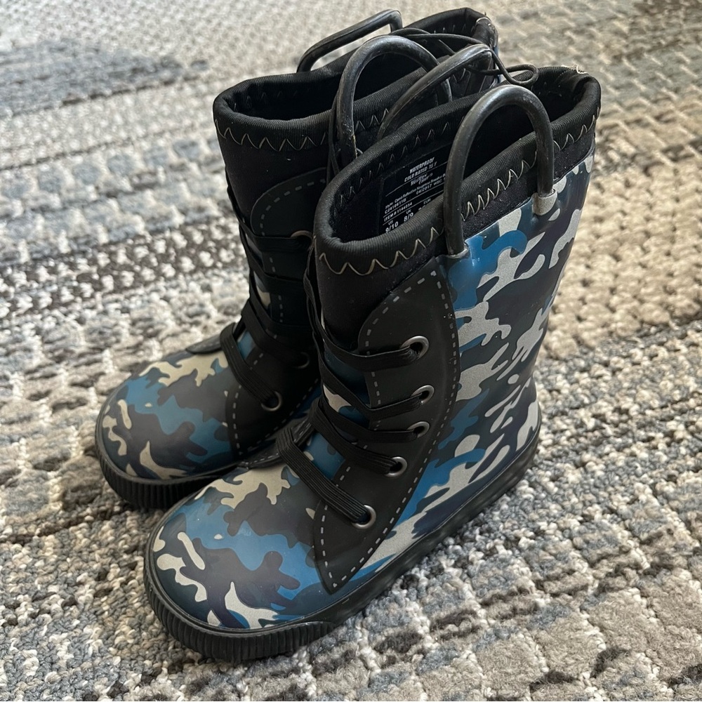 ❄️ NWT Kids Western Chief Blue Camo Reflective Sneaker Boot, Size US 9/10 - Picture 2 of 9